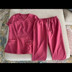 Jaanu Scrub Set Small Berry LIKE NEW